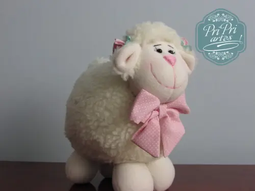 Ovelhinha Bola Pelúcia tamanho 20cm de altura