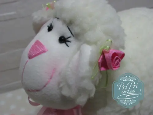 Ovelhinha Bola Pelúcia tamanho 20cm de altura