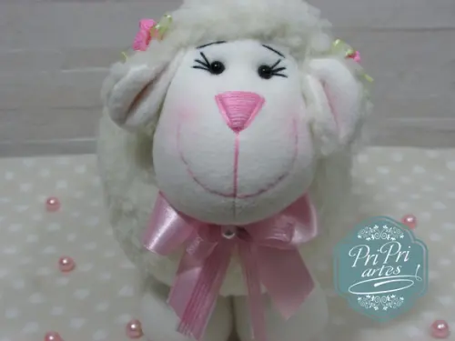 Ovelhinha Bola Pelúcia tamanho 20cm de altura