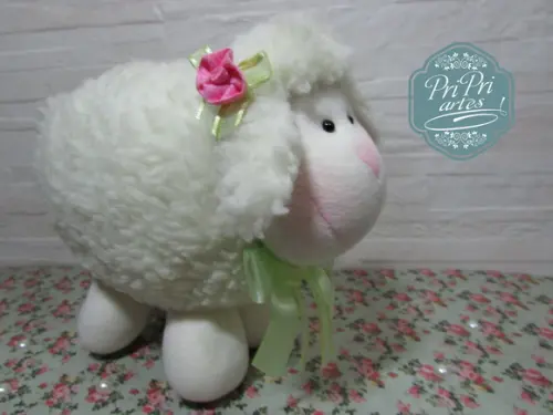 Ovelhinha Bola Pelúcia tamanho 20cm de altura