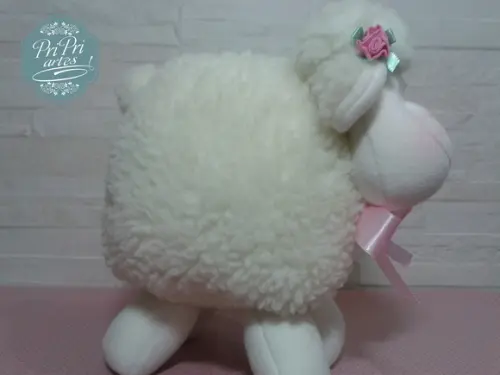 Ovelhinha Bola Pelúcia tamanho 20cm de altura