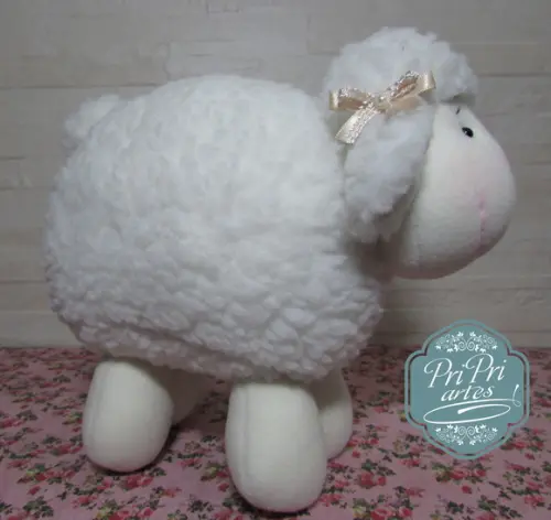 Ovelhinha Bola Pelúcia tamanho 20cm de altura