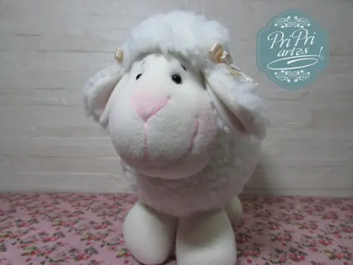 Ovelhinha Bola Pelúcia tamanho 20cm de altura