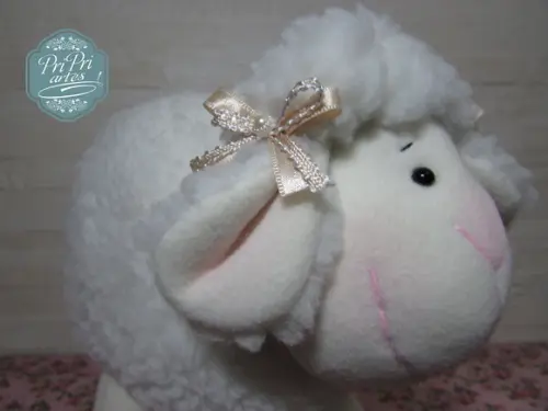 Ovelhinha Bola Pelúcia tamanho 20cm de altura