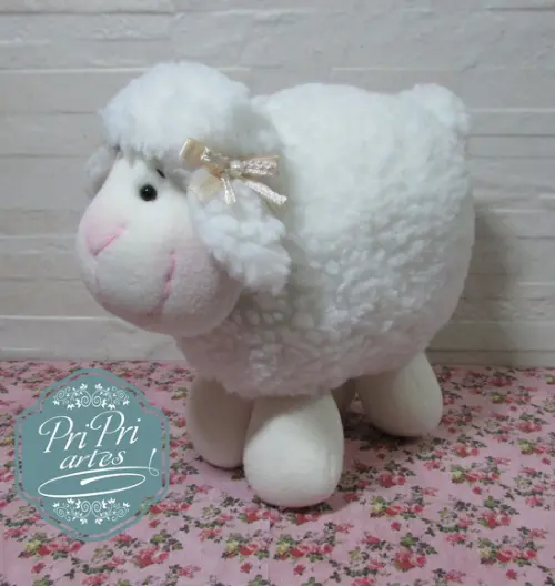Ovelhinha Bola Pelúcia tamanho 20cm de altura