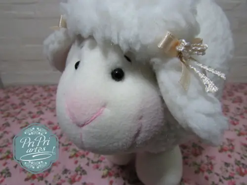 Ovelhinha Bola Pelúcia tamanho 20cm de altura