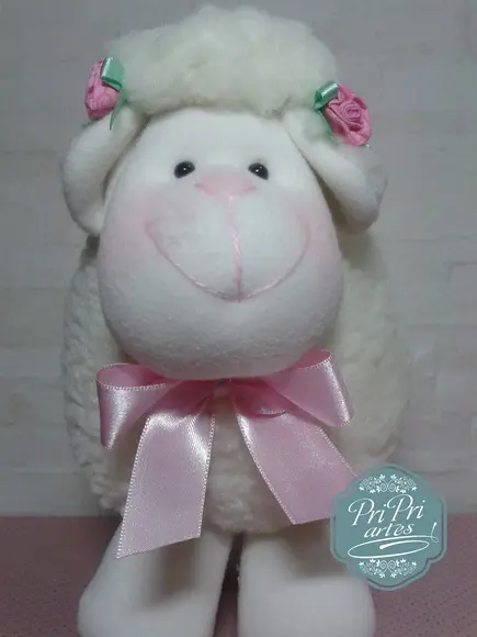 Ovelhinha Bola Pelúcia tamanho 20cm de altura