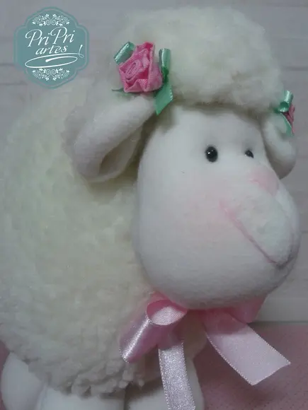 Ovelhinha Bola Pelúcia tamanho 20cm de altura