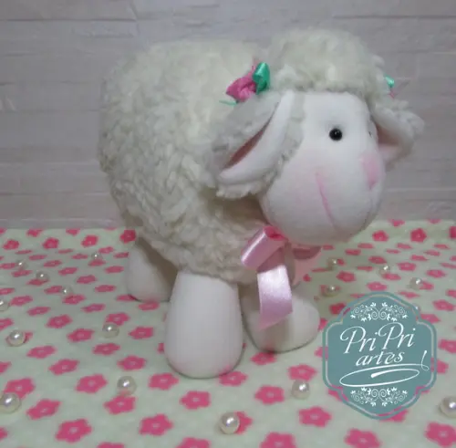 Ovelhinha Bola Pelúcia tamanho 20cm de altura