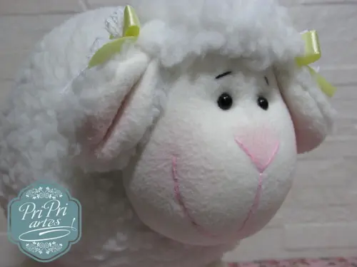 Ovelhinha Pelúcia Bola tamanho 20cm de altura