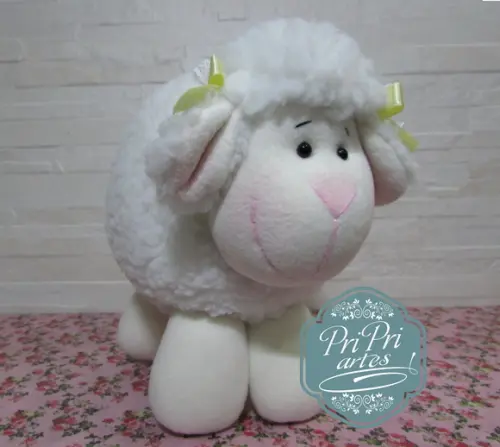 Ovelhinha Pelúcia Bola tamanho 20cm de altura