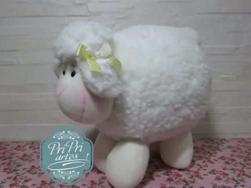 Ovelhinha Pelúcia Bola tamanho 20cm de altura