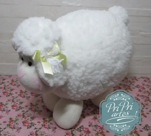 Ovelhinha Pelúcia Bola tamanho 20cm de altura