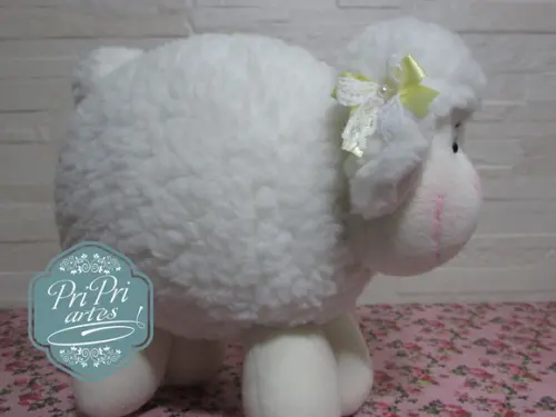 Ovelhinha Pelúcia Bola tamanho 20cm de altura