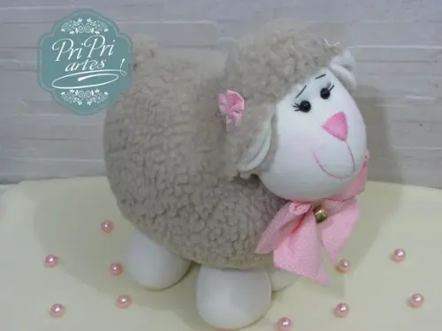 Ovelhinha Pelúcia Bola Tamanho 25cm de altura