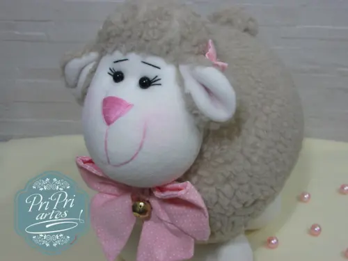 Ovelhinha Pelúcia Bola Tamanho 25cm de altura
