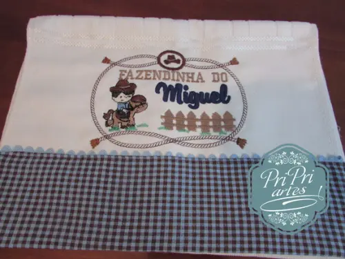 Toalha Bordada Personalizada com barrado tecido