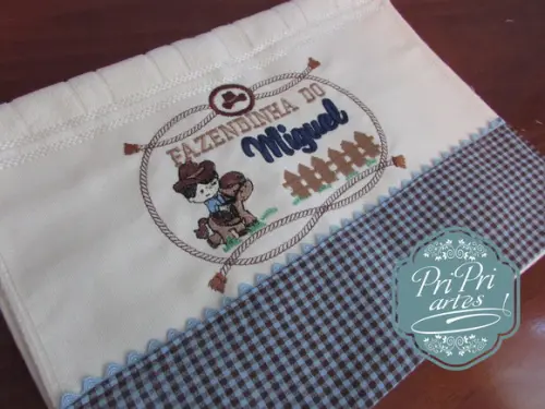 Toalha Bordada Personalizada com barrado tecido