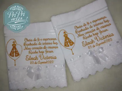 Toalhinha com Bordado Inglês e Oração Santinhos