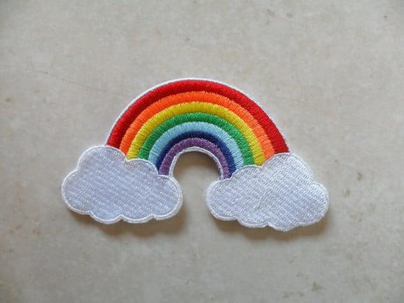 Patch Bordado Termocolante Arco Iris com Nuvens
