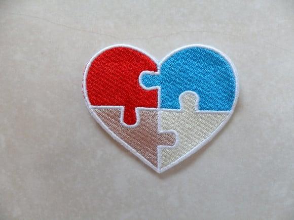 Patch Bordado Termocolante Coração Autismo