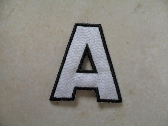 Patch Bordado Termocolante Letra a Contorno