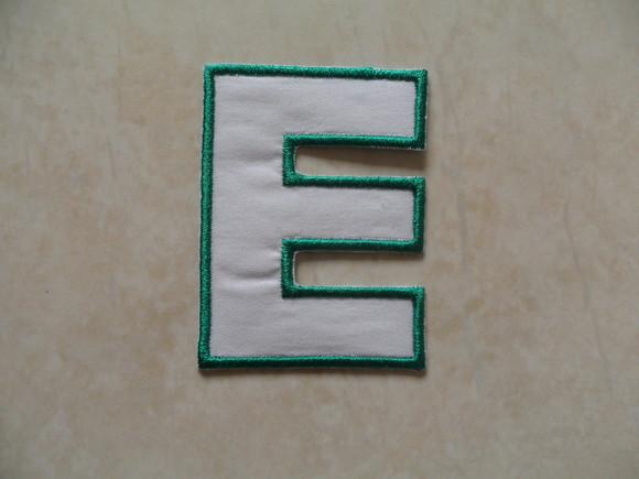 Patch Bordado Termocolante Letra e Contorno