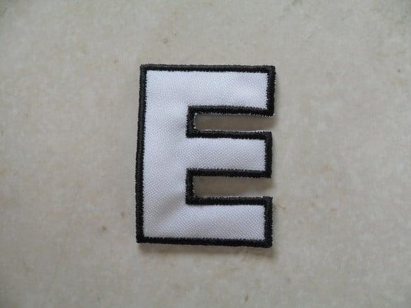 Patch Bordado Termocolante Letra e Contorno