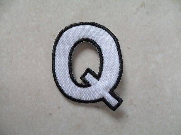 Patch Bordado Termocolante Letra Q Contorno