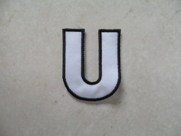 Patch Bordado Termocolante Letra U Contorno