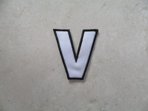 Patch Bordado Termocolante Letra V Contorno