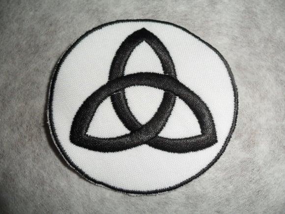 Patch Bordado Termocolante Logo Triquetra