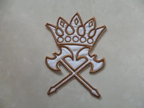 Patch Bordado Termocolante Coroa e Machado Marrom