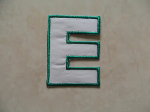 Patch Bordado Termocolante Letra e Contorno