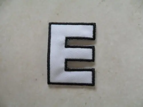 Patch Bordado Termocolante Letra e Contorno