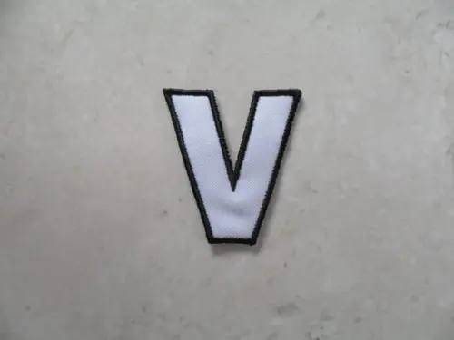 Patch Bordado Termocolante Letra V Contorno