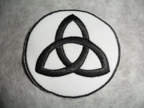 Patch Bordado Termocolante Logo Triquetra