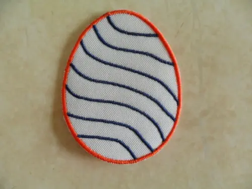 Patch Bordado Termocolante Ovo Páscoa Listrado