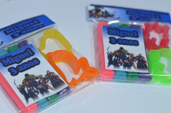 Kit Massinha e Cortadores Vingadores