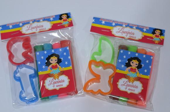 Kit Massinha e Moldes Mulher Maravilha