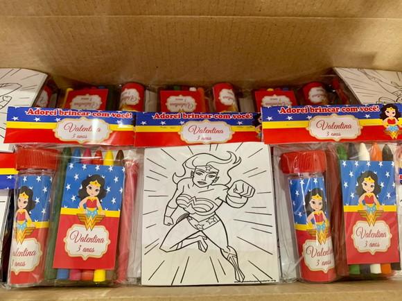 Kit Massinha,Giz de Cera e Bolinha de Sabão Mulher Maravilha
