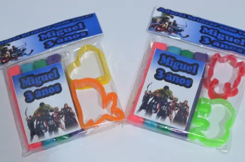 Kit Massinha e Cortadores Vingadores