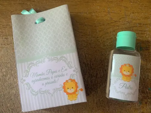 Lembrancinha Álcool Gel com Sacolinha Leãozinho