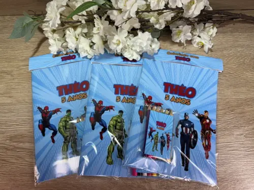 Revista de Colorir Personalizada com Lápis de Cor Vingadores