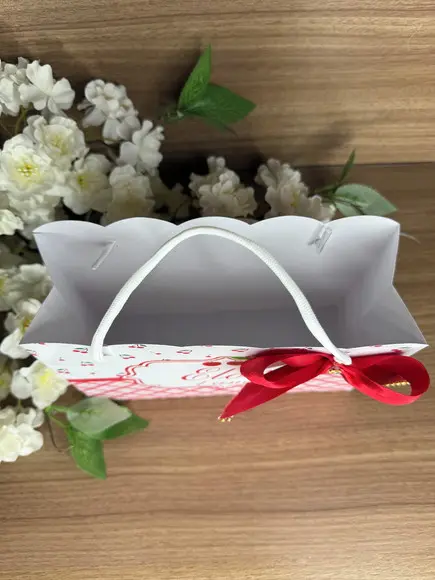 Sacola Nuvem Luxo Personalizada com Laço e Strass Cereja