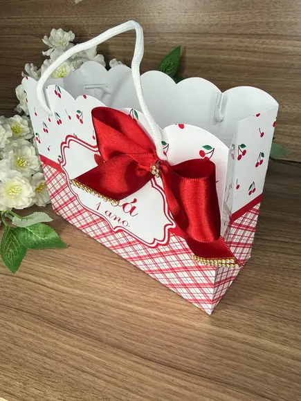 Sacola Nuvem Luxo Personalizada com Laço e Strass Cereja