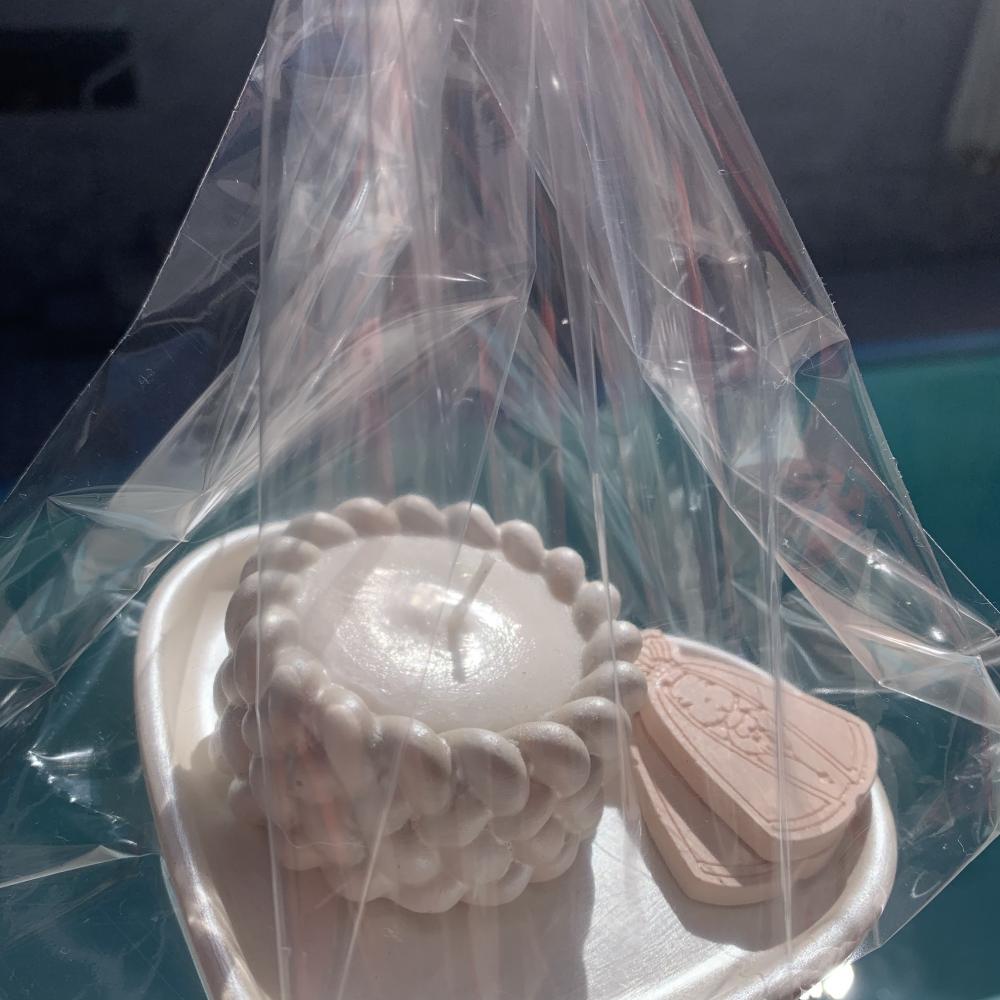 Conjunto mini vela aromática e bandeja de coração para present