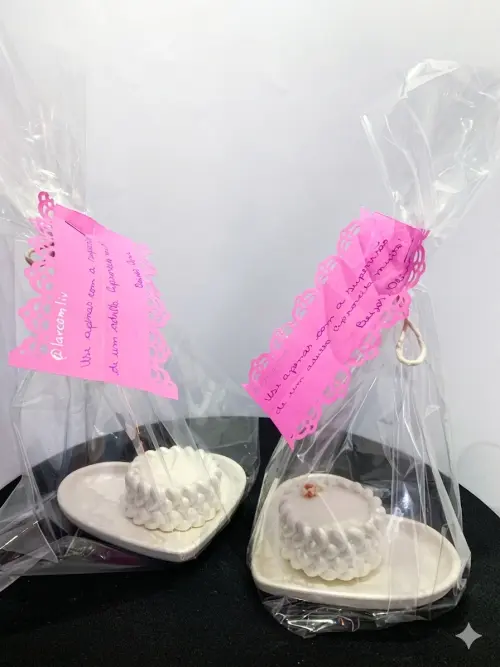 Conjunto mini vela aromática e bandeja de coração para present