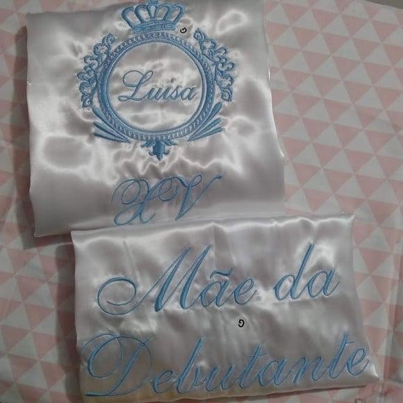 02 Robes cetim hobbi roupão brasão 15 anos mãe debutante