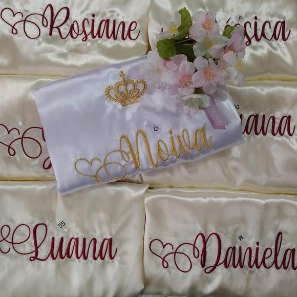 1 Robe Cetim Personalizado Nome Pérola Off Amigas Madrinhas